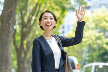 タクシーを止める女性