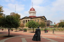 Springfield, Illinois, USA; September 24 2023: Statue Of Abraham Lincoln And His Wife In Front Of The Old State Capitol Building From Year 1839 To 1876.