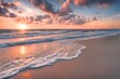 Strandhintergrund mit Meereswellen, weissem Sand, Sonnenuntergang - Sommerurlaubshintergrund. Reisen und Strandurlaub, Badeferien