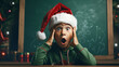 Lustiges Weihnachtsbild in der Schule, von einemen Jungen, der eine Weihnachtsmütze trägt und ein witzig überraschtes Gesicht macht. 