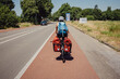 Frau passiert während einer Radreise die Grenze zwischen Deutschland und den Niederlanden