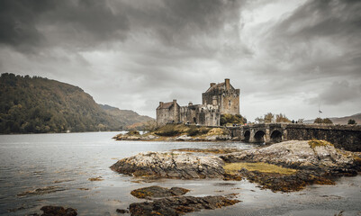 Wall Mural - Eilean Donan Castle ist eine Tieflandburg in der Nähe von Dornie, einem kleinen Dorf in Schottland. Eilean Donan Castle liegt am Loch Duich im westlichen schottischen Hochland. Hier wurde der Film Hig