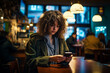 Mulher jovem usando um celular para se comunicar em uma cafetaria - Papel de parede