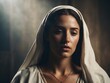 Eine gläubige Frau mit dem Namen Maria ist in ihr Gebet versunken und hofft auf Erlösung