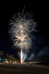 fuegos artificiales durante las fiestas de los pueblos a la orilla de la playa 