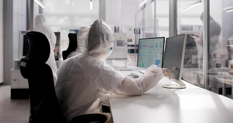 Aufkleber - Engineer Using Software Technology