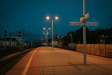 Canvas Print - Platform of the train station at night in Katowice, Poland