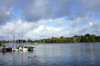 Bootssteg mit Segelboot, Liegestuhl und Deckchair im Herbst bei Sonnenschein im Alsterpark am Harvestehuder Weg an der Außenalster im Stadtteil Harvestehude an der Alster in der Hansestadt Hamburg