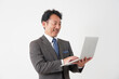 © siro46 - ノートパソコンを使う中年のビジネスマン　白背景