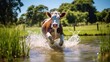 Kuh rennt durch einen Fluss und spritzt mit Wasser. Aufwirbelndes Wasser aus dem Bach von einem Rind. Junges Rind am spielen und laufen in freier Natur. 