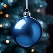 Fondo de primer plano de bola de navidad con reflejos y color azul