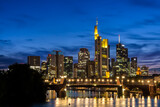 Fototapeta Zwierzęta - Skyline von Frankfurt am Main zur blauen Stunde