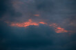 불타오르는 하늘과 먹구름의 조화, 역동적인 하늘