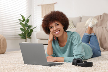 Poster - Beautiful young woman using laptop in room