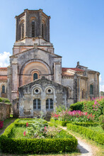 Vouvant. Église Notre-Dame-de-l'Assomption Vue De L'arrière. Vendée. Pays De La Loire
