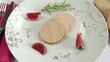 tranches de foie gras dans une assiette