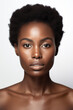© Carmen Martín J. - Retrato de mujer joven de piel negra sobre fondo blanco.