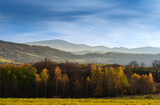 Fototapeta  - zamglony jesienny krajobraz w Beskidach