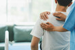 Spine and shoulder physical therapist Chiropractic Pain Treatment Patients with back pain, shoulder pain, treatment, doctor, massage therapist, office syndrome