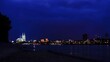 Zeitraffer von der Skyline mit Kölner Dom und Rhein bei Nacht in Köln Deutschland
