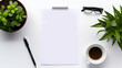 Biała kartka na biurku z kawą i długopisem w biurze