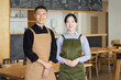 カフェの経営をするアジア人夫婦