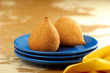 Wall Mural - mesa de madeira com prato com coxinha de frango acompanhado de guardanapo - receita brasileira de co