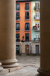 Vista de una calle típica de Pamplona desde la entrada con columnas de la catedral, navarra, españa.