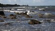 Brandung, Wellen peitschen gegen Steine am Strand der Ostsee