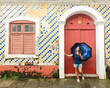 mulher em frente a casa de azulejos no centro histórico de são luis, maranhão 