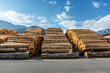 Holzindustrie Lagerplatz geschälte Baumstämme gestapeltes Schichtholz frontal vor Gebirge – Timber Industry Logs with Mountain