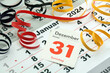 Deutscher Kalender Silvester 31. Dezember 2023 und Januar 2024 mit Dekoration schwarz rot gold