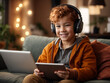 Fotografía de niño con auriculares y tablet en el salón de casa. Niños y tecnología. Generación alfa.