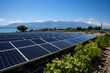 Placas solares paneles solares recibiendo luz del sol. Energía renovable solar fotovoltaica. Nueva instalación de paneles solares en el campo