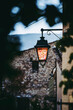 Lanterne en métal et vitraux colorés - Eclairage dans une rue d'une petit village français