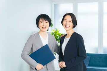 Aufkleber - 笑顔でオフィスに並ぶ二人のビジネスウーマン