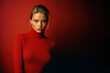 jeune modèle brune portant un pullover rouge sur fond rouge avec espace pour texte