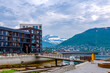 die Stadt Tromsø in Norwegen am Polarkreis mit herrlichen Bauten am Fjord und einem botanischen Garten