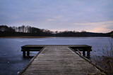 Fototapeta Fototapety pomosty - Drewniany molo na zamarzniętym jeziorze o zachodzie słońca. Zimowy wieczór.