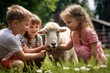 Kinder auf dem Bauernhof streicheln Tier