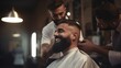 Friseure im Barbershop bei der Arbeit an einem Kunden mit Vollbart