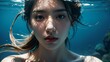 Elegante Frau in einer Unterwasserwelt - Porträt einer schönen Frau im Meer