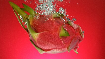 Aufkleber - Dragon Fruit Falling into Water.