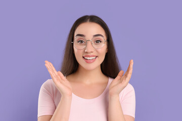 Poster - Beautiful woman wearing glasses on violet background