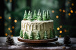 Weihnachtskuchen mit weißer Buttercreme und weißer Schokoladenglasur, mit essbaren grünen Tannenbäumen dekoriert, vor festlichem grünen Bokeh Hintergrund und Platz für Text
