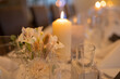 Tischdekoration mit Blumen und Kerze für eine Hochzeit