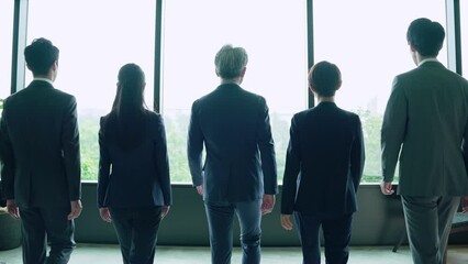 Fototapete - オフィスを歩くビジネスパーソンのグループ　スローと早送り　時間伸縮　タイムリマップ