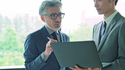 Aufkleber - オフィスで会話する多国籍ビジネスパーソンのグループ　スローと早送り　時間伸縮　タイムリマップ