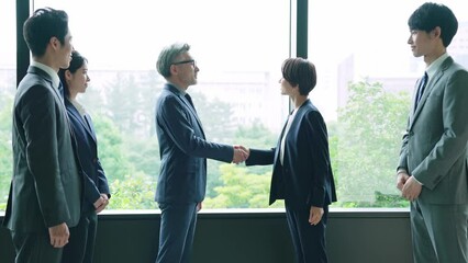 Poster - 握手するビジネスパーソンのグループ　スローと早送り　時間伸縮　タイムリマップ