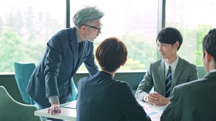 Poster - 会議するビジネスパーソンのグループ　スローと早送り　時間伸縮　タイムリマップ
